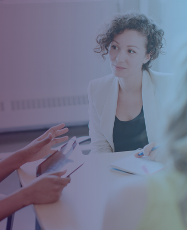 Mujer profesional en conversación con la persona fuera de la pantalla